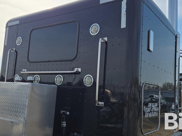 2022-peterbilt-389-image-10