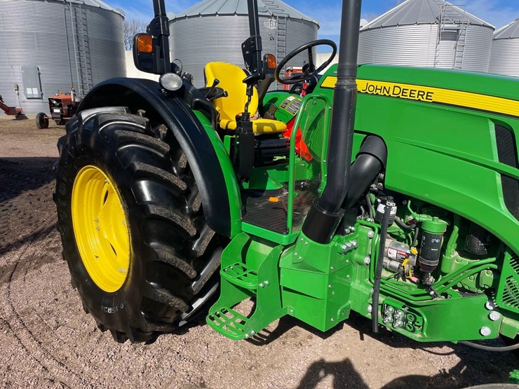 2017-john-deere-5085m-image-12