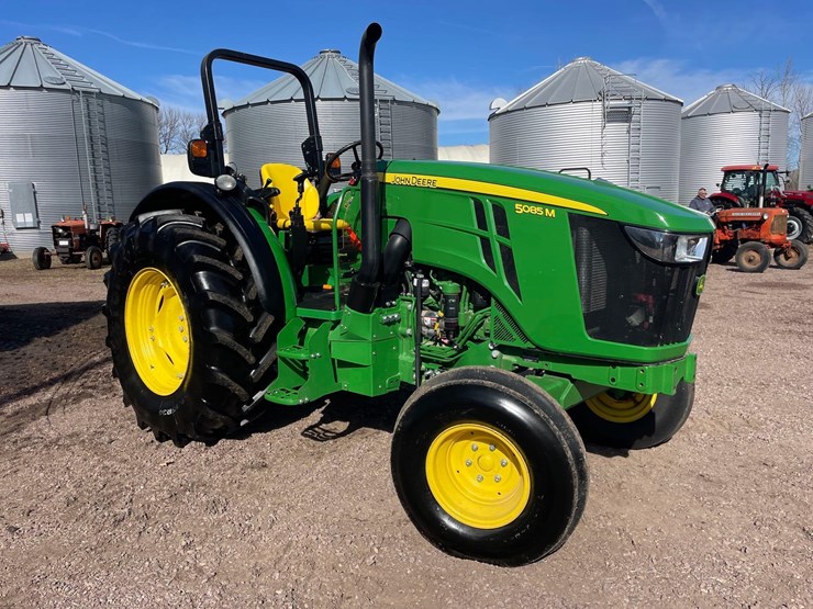 2017-john-deere-5085m-image-1