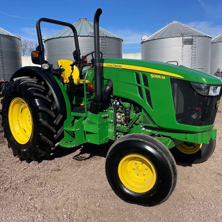 2017 JOHN DEERE 5085M