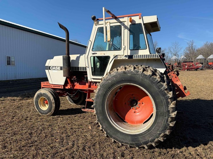 case-2390-tractor-image-4