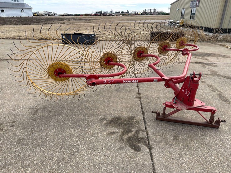 tonutt-5-wheel-3pt-rake-image-1