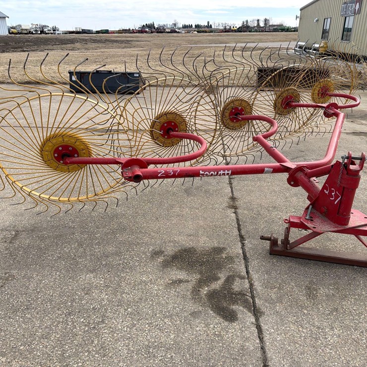 Tonutt 5 Wheel 3pt Rake