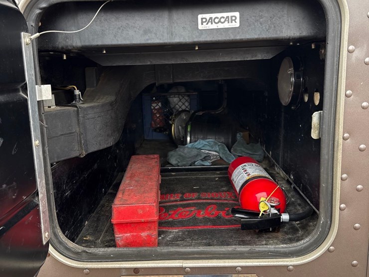 2016-peterbilt-389-image-51