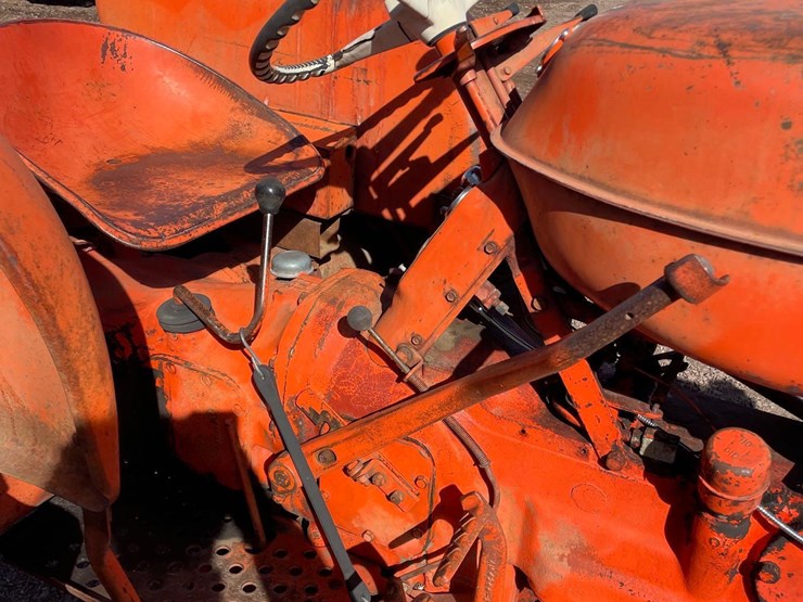 allis-chalmers-d15-2wd-tractor-image-32