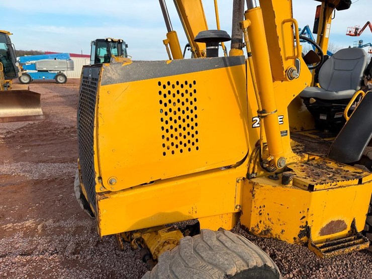 deere-210le-image-24