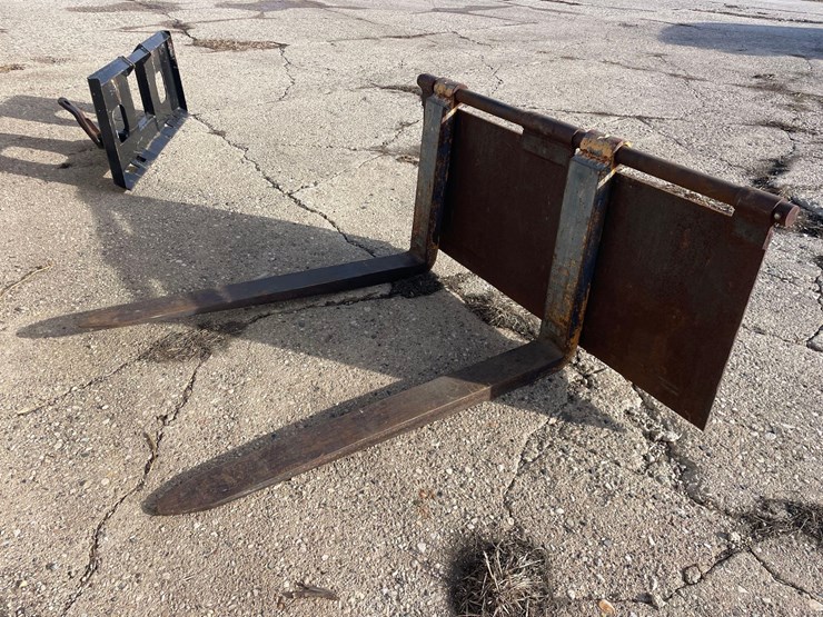 42”-skidloader-quick-tach-pallet-forks-image-1