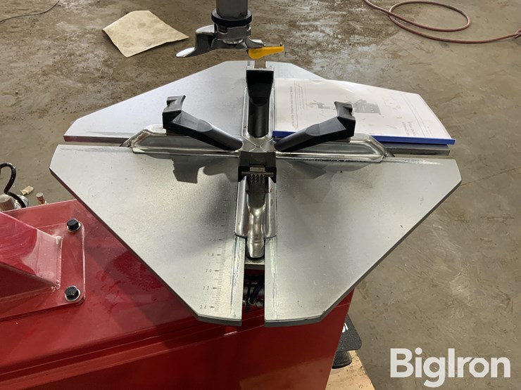 2025-massey-ferguson-730-image-17