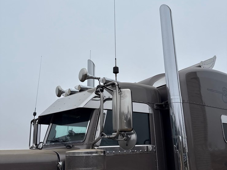 2016-peterbilt-389-image-44