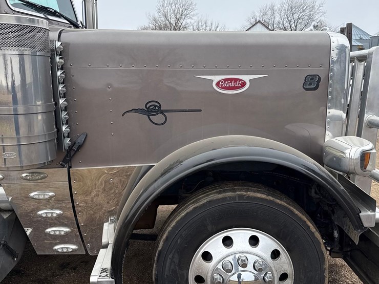 2016-peterbilt-389-image-33