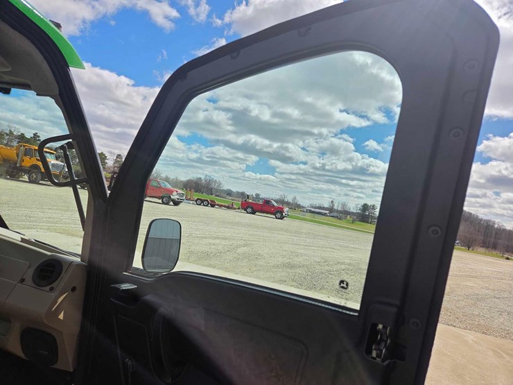 2024-john-deere-gator-image-33