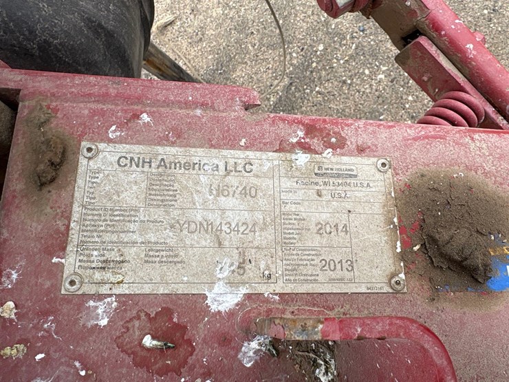 2014-new-holland-h6740-image-16