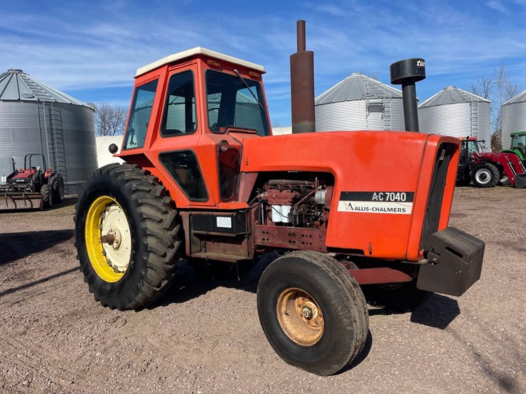 allis-chalmers-7040-2wd-tractor-image-1