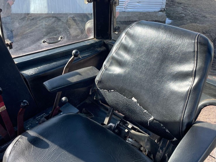 allis-chalmers-7040-2wd-tractor-image-46