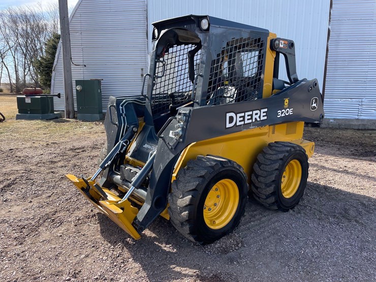 2017-deere-320e-image-2