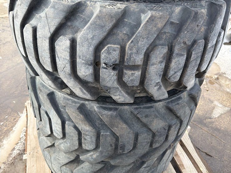 5-14-17.5-skidloader-tires-image-7
