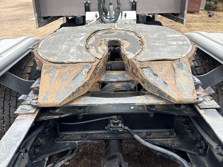 2016-peterbilt-389-image-14