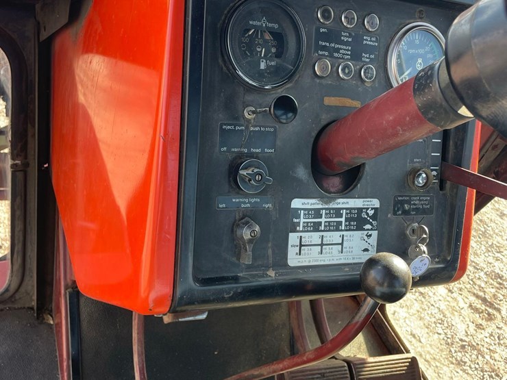 allis-chalmers-7040-2wd-tractor-image-36