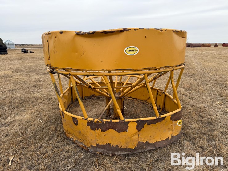 sioux-hanging-bale-feeder-image-9