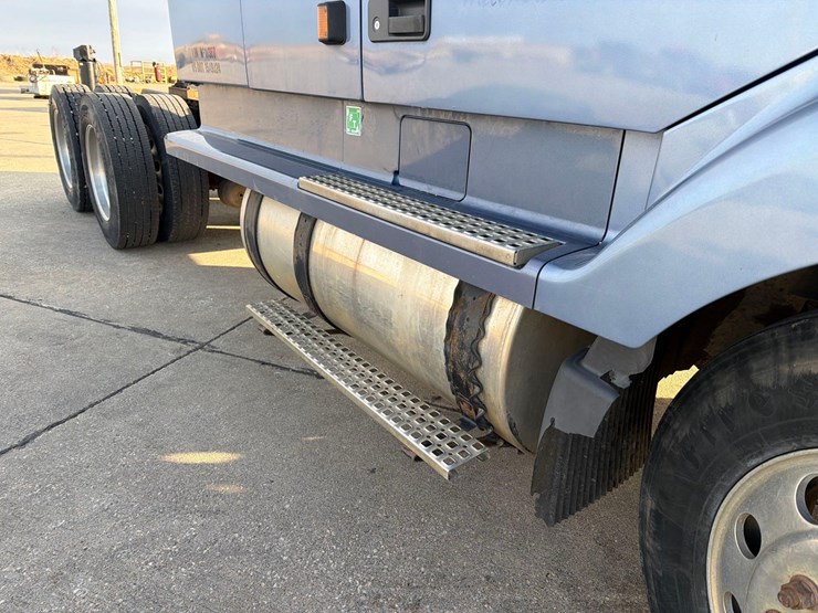 2001-volvo-vn-image-20