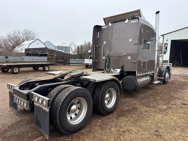 2016-peterbilt-389-image-3