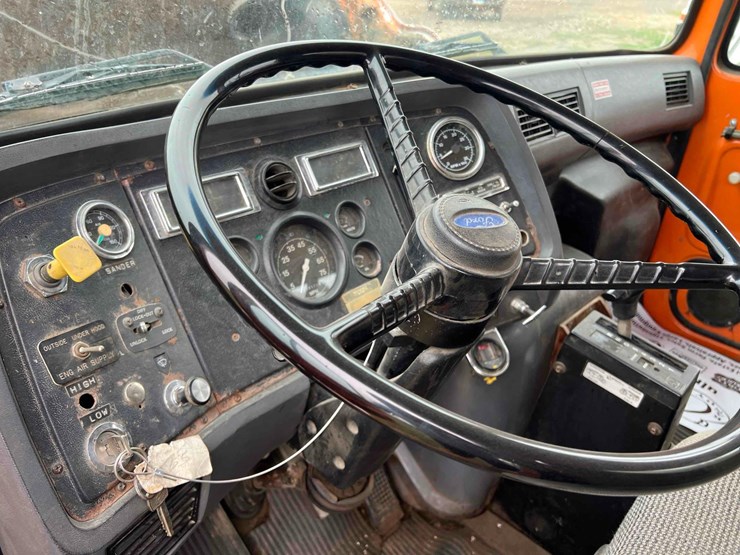 1995-ford-l8000-image-11