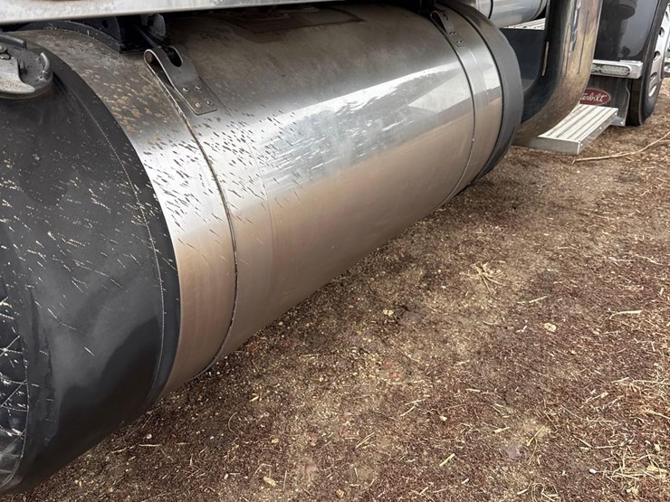 2016-peterbilt-389-image-29