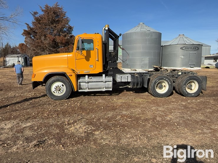 2001-freightliner-fld120-image-8