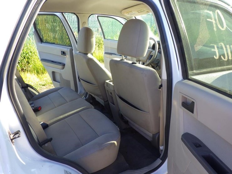 2011-ford-escape-image-8