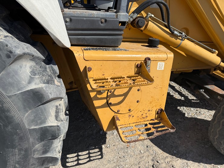 new-holland-555e-image-29