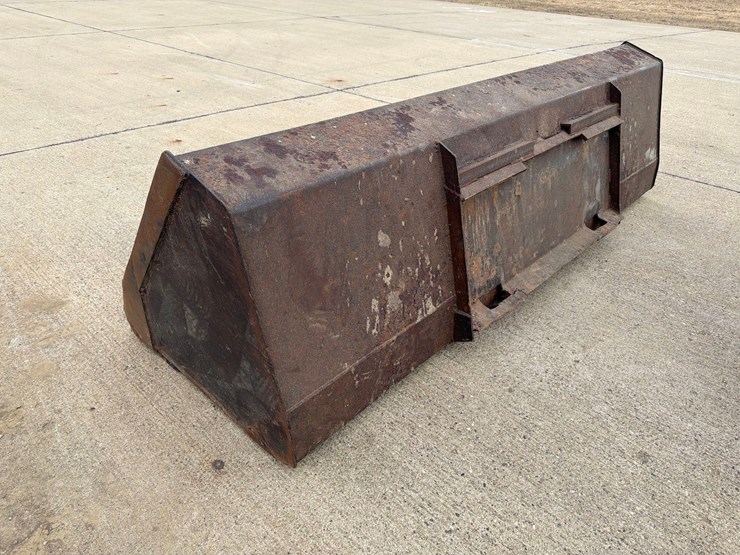 skidloader-8ft-quick-tach-bucket-image-3