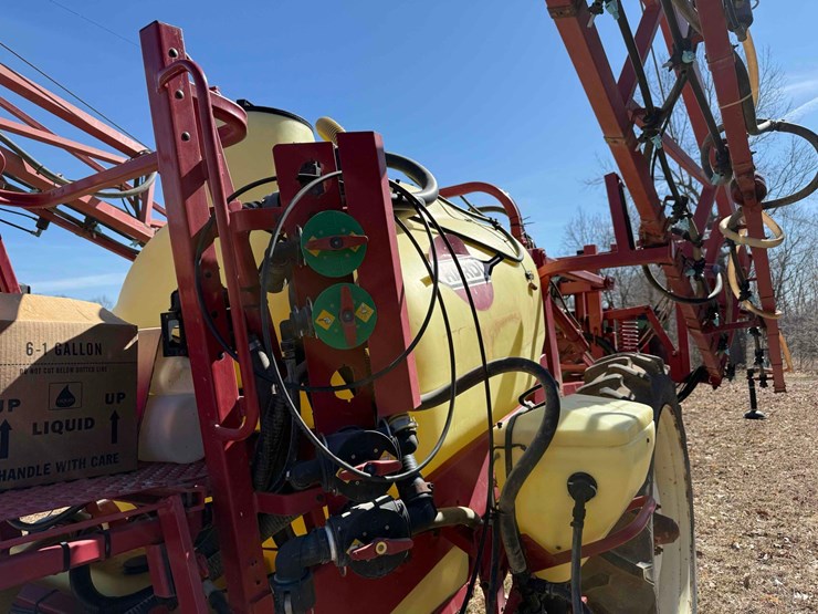 hardi-1000-gal-pull-type-sprayer-image-9