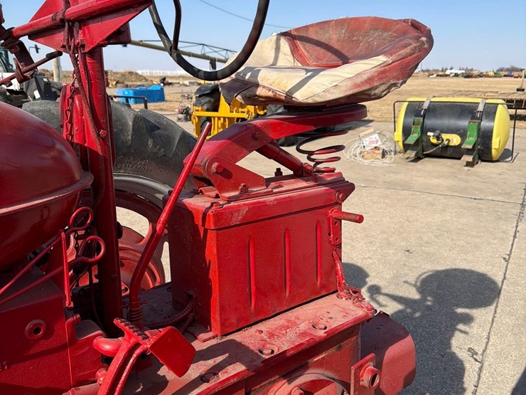 1953-farmall-super-m-tractor-image-24