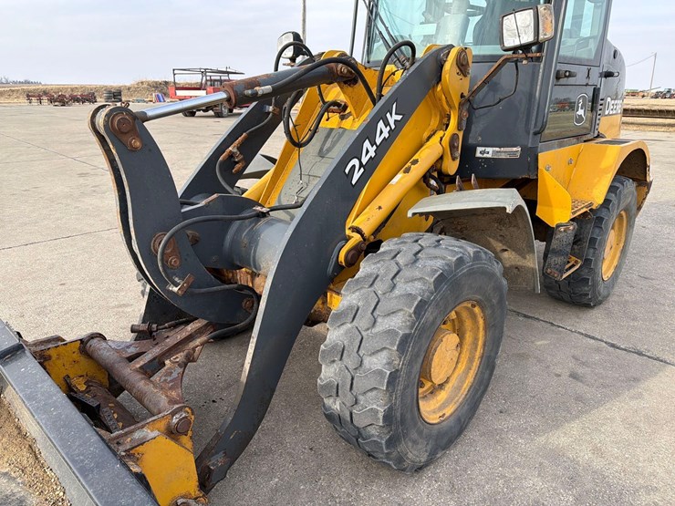2016-deere-244k-image-10