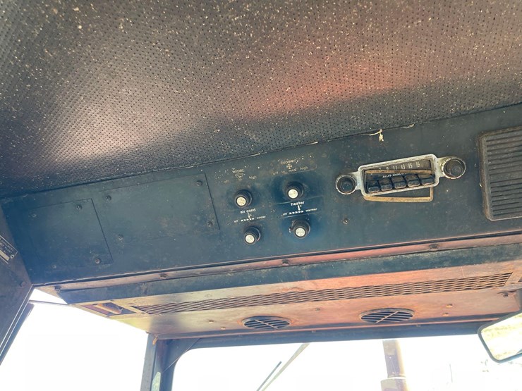 allis-chalmers-7040-2wd-tractor-image-40