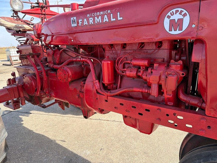 1953-farmall-super-m-tractor-image-17