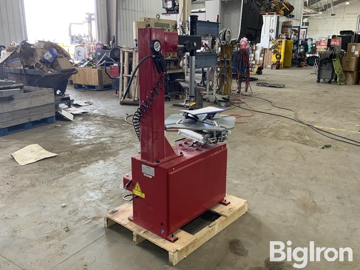 2025-massey-ferguson-730-image-5