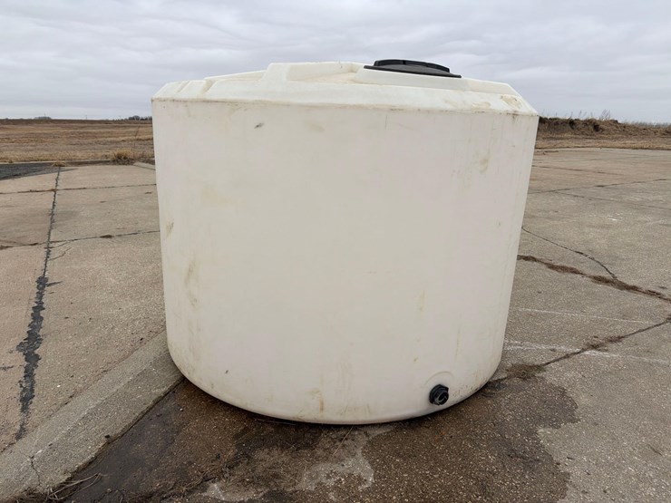 1300-gallon-poly-tank-image-1