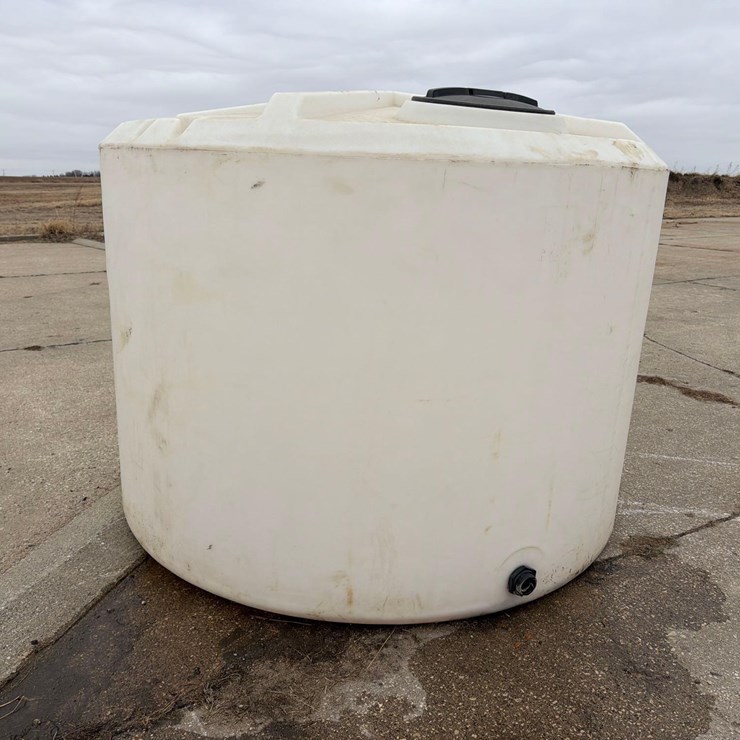 1300 Gallon Poly Tank