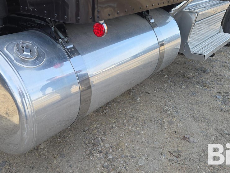 2022-peterbilt-389-image-15