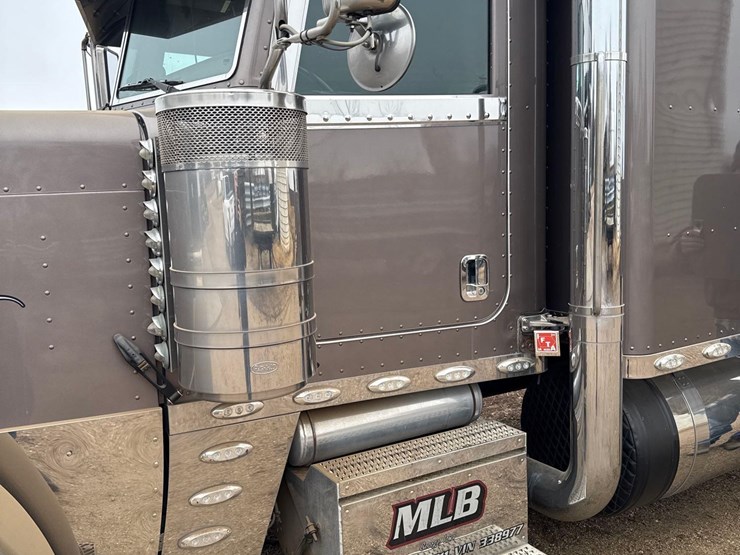 2016-peterbilt-389-image-43