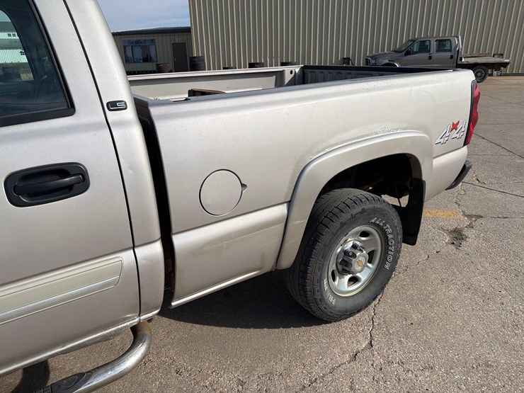 2005-chevrolet-k2500-image-9