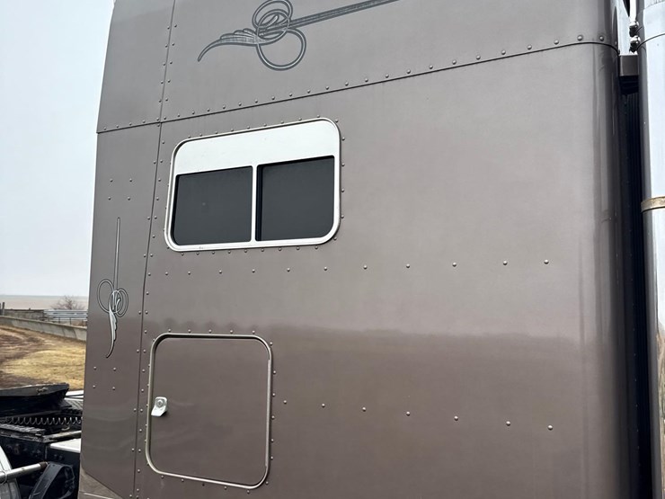 2016-peterbilt-389-image-62