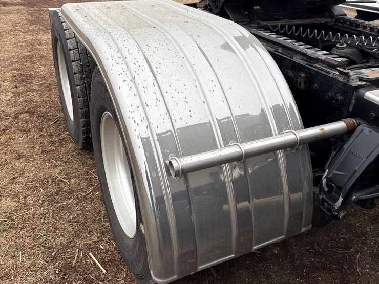 2016-peterbilt-389-image-22