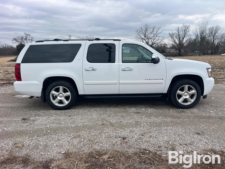 2007-chevrolet-suburban-image-4