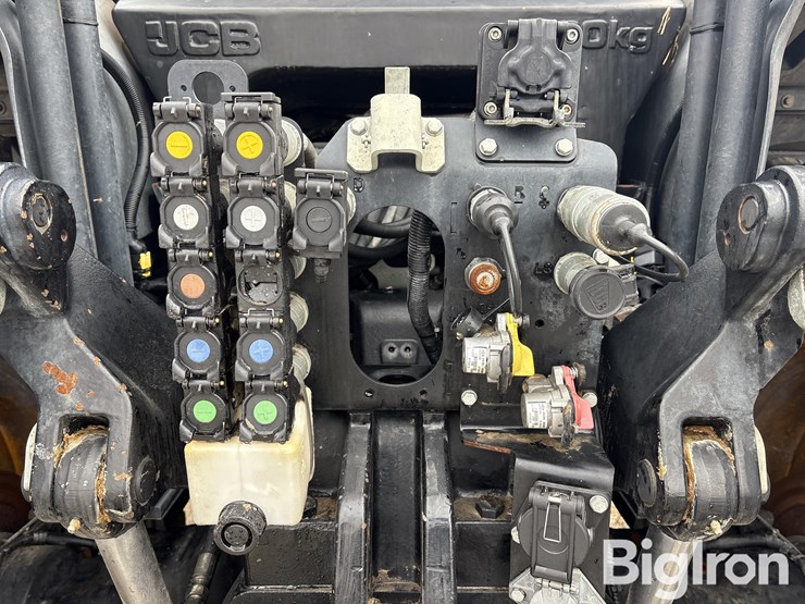 2022-jcb-8330-fasttrac-4wd-tractor-image-12