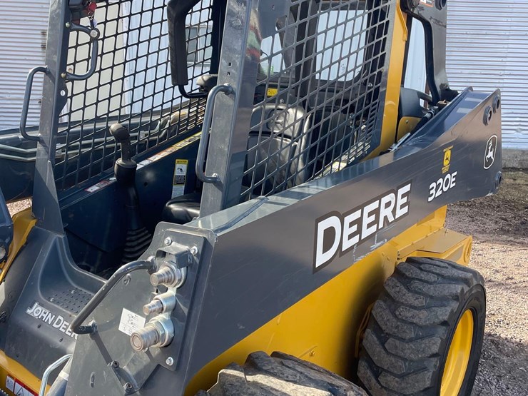 2017-deere-320e-image-22