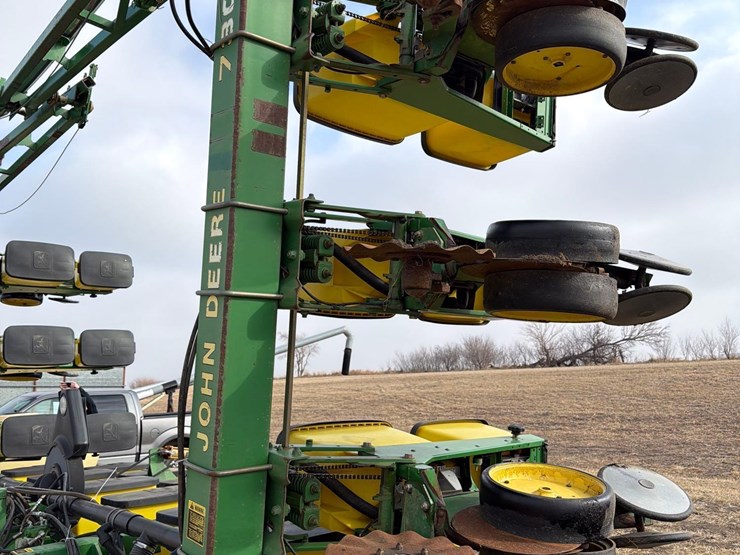 john-deere-7300-image-15