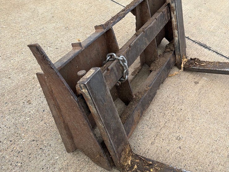 skidloader-quick-tach-pallet-forks-image-7