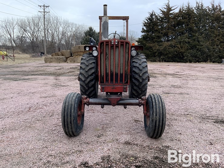1967-farmall-806-diesel-2wd-tractor-image-2
